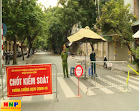 Quận Hoàn Kiếm đóng cửa các cửa hàng trên phố Phủ Doãn, khẩn trương lấy mẫu xét nghiệm người dân liên quan