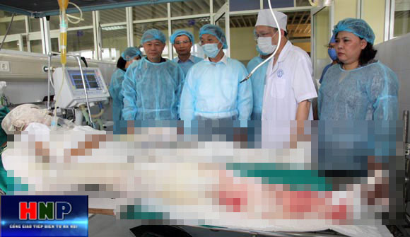 Chủ tịch UBND Thành phố Nguyễn Thế Thảo thăm các chiến sĩ bị nạn đang điều trị tại Viện Bỏng Quốc gia